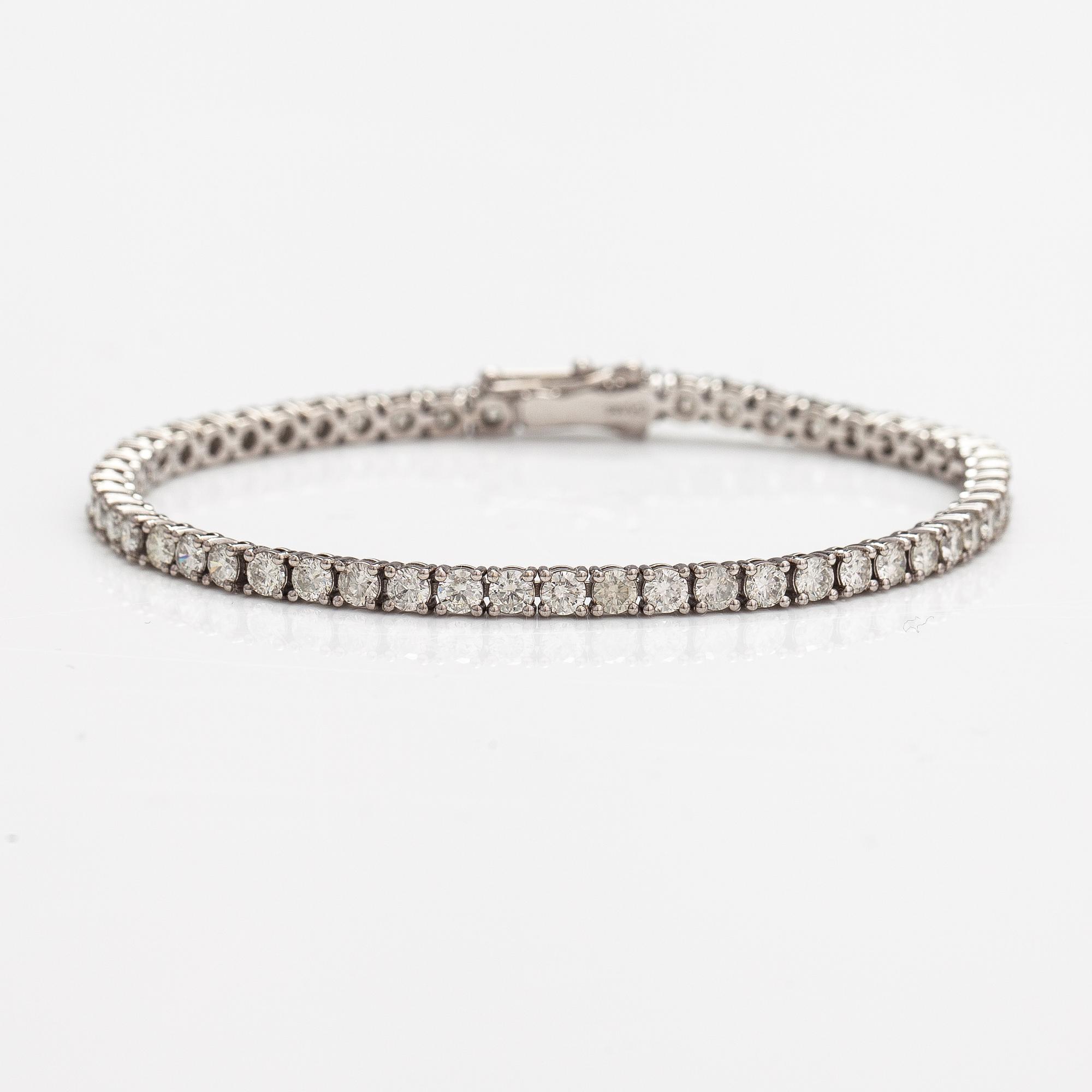 A 14K white gold tennis bracelet with diamonds ca. 5.20 ct in total. With AIG certificate.