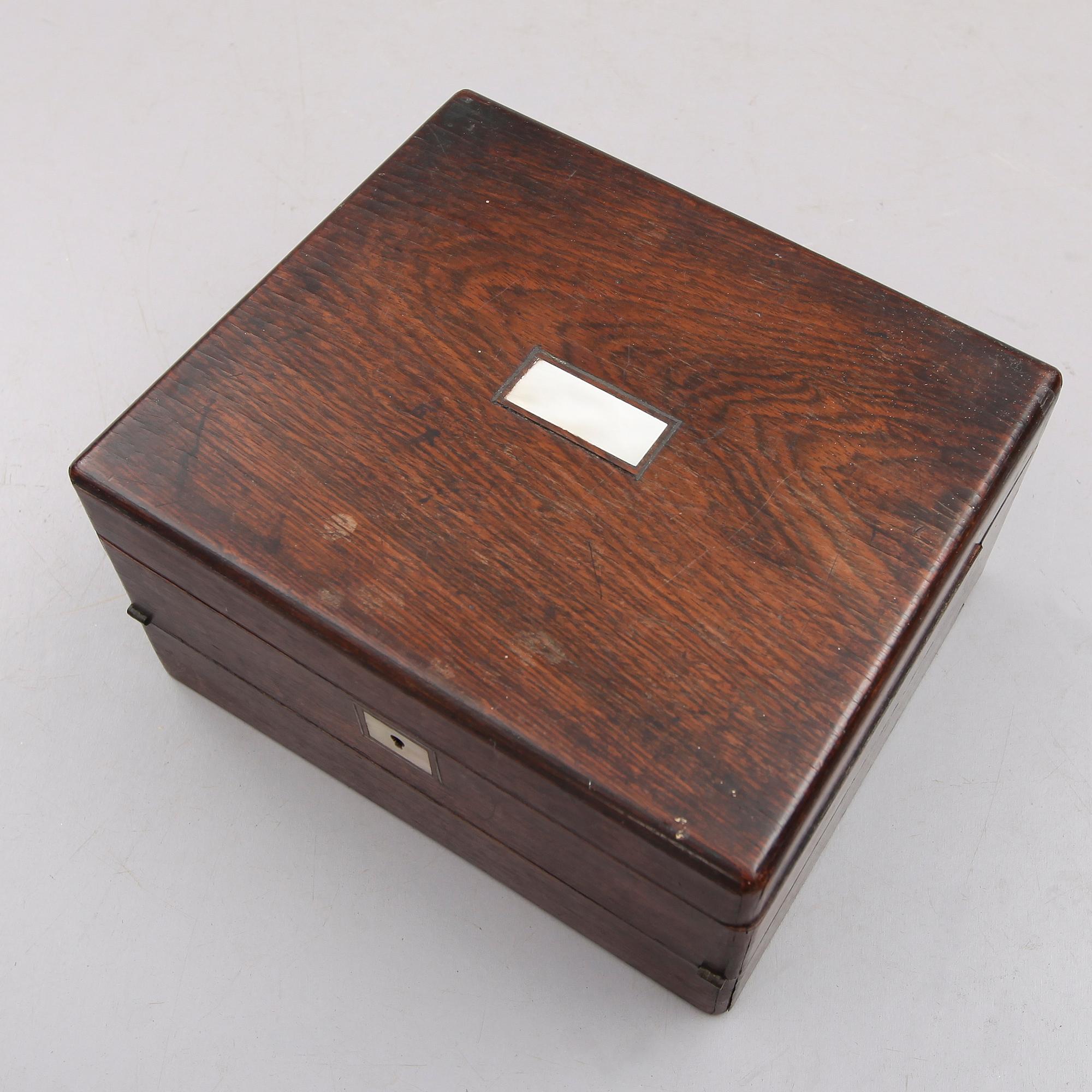 DAMSKRIVSCHATULL, England, omkring år 1900.