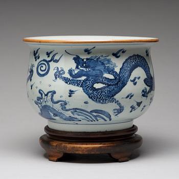 A large blue and white flower pot, Qing dynasty, 18th Century.