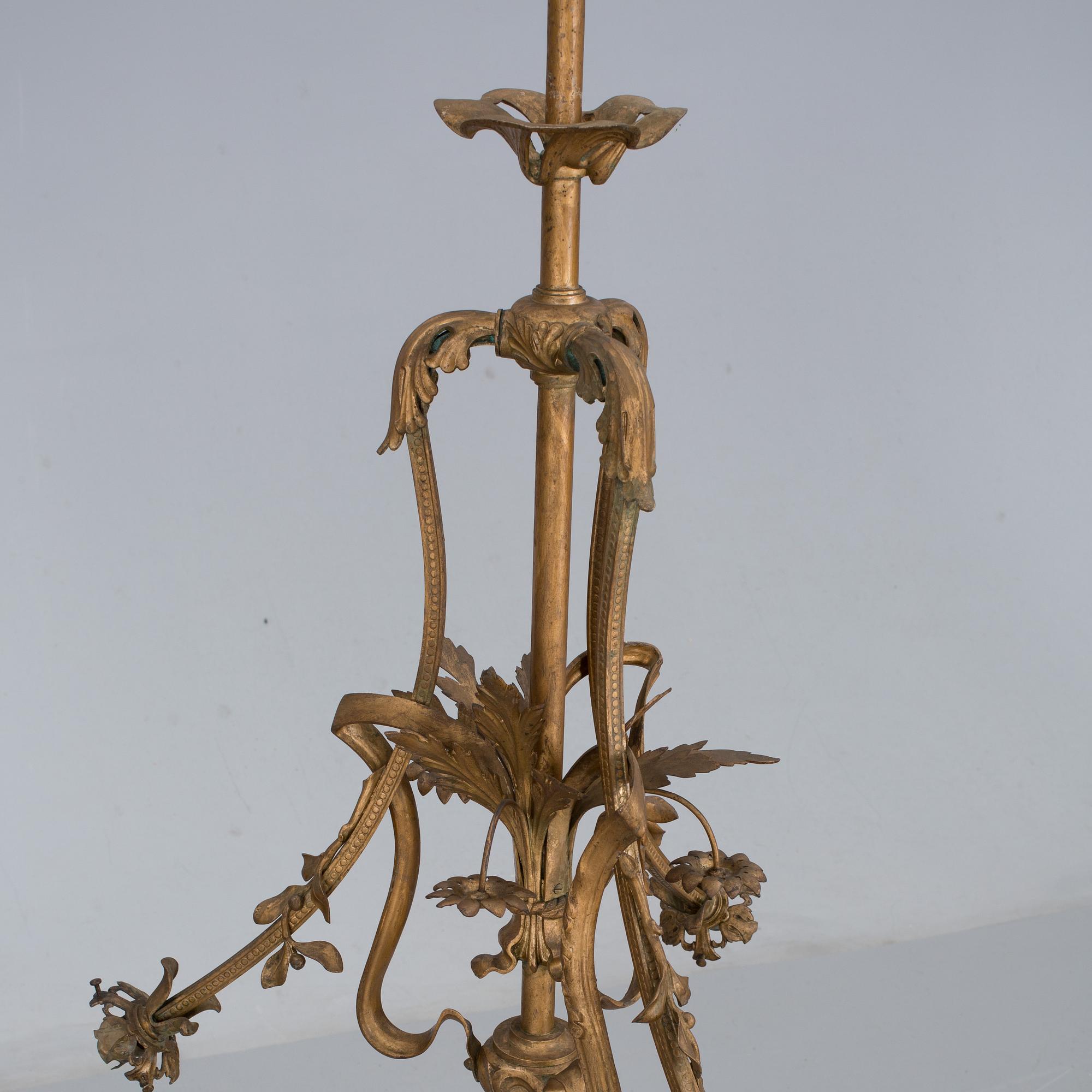 TAKLAMPA, Frankrike, 1900-talets början.