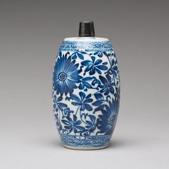 A blue and white Genever bottle, Qing dynasty, Kangxi (1662-1722).