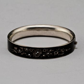 ARMLÄNK, silver samt svart emalj och små odlade pärlor, Johan Pettersson Stockholm, 1900-tal. Vikt 21 g.