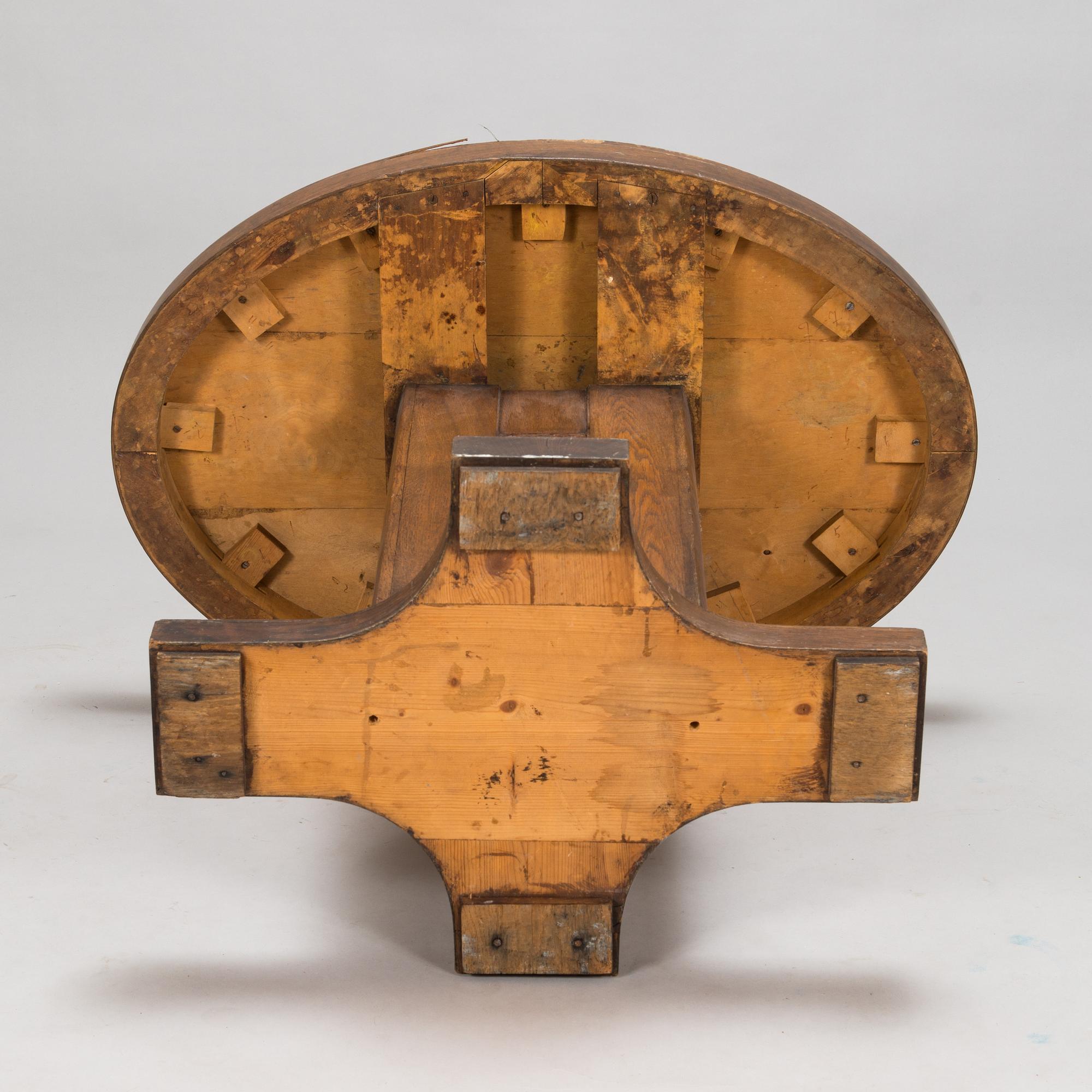 Eliel Saarinen, pöytä ja tuoleja, 4 kpl, Huonekaluliike Mikko Nupponen 1900-luvun alku.