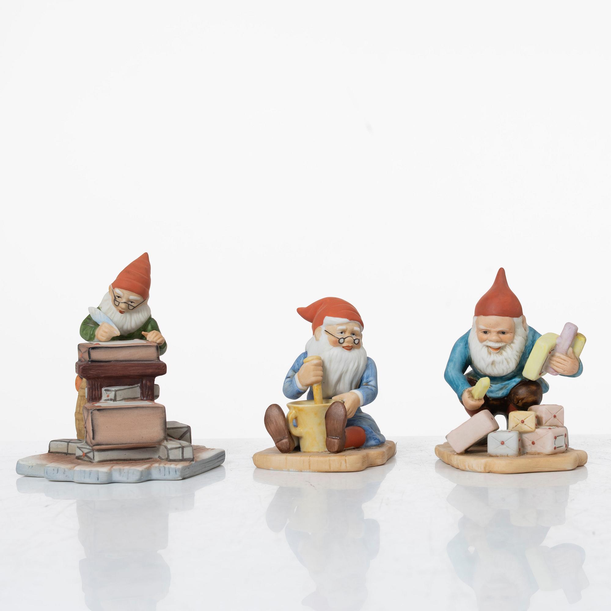 Jenny Nyström, efter, figuriner, 16 st, porslin, för Kalmar Läns museum.