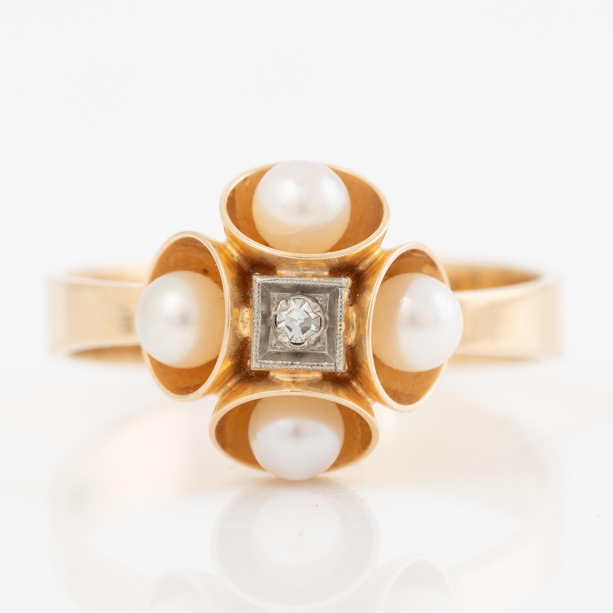 Ring 14K guld med odlade pärlor och en åttkantslipad diamant.