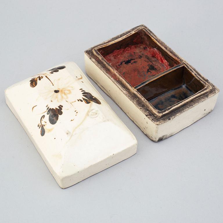 A ceramic glazed jar with cover, Qing dynasty, 18th/19th century.