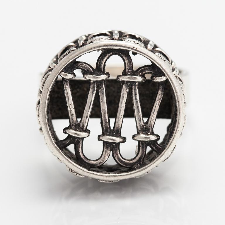 Pentti Sarpaneva, A silver ring. Turun Hopea, Turku 1974.