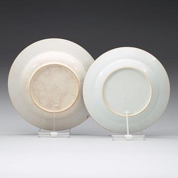 A set of two flat and two deep armorial dishes, Qing dynasty, Qianlong (1736-95).