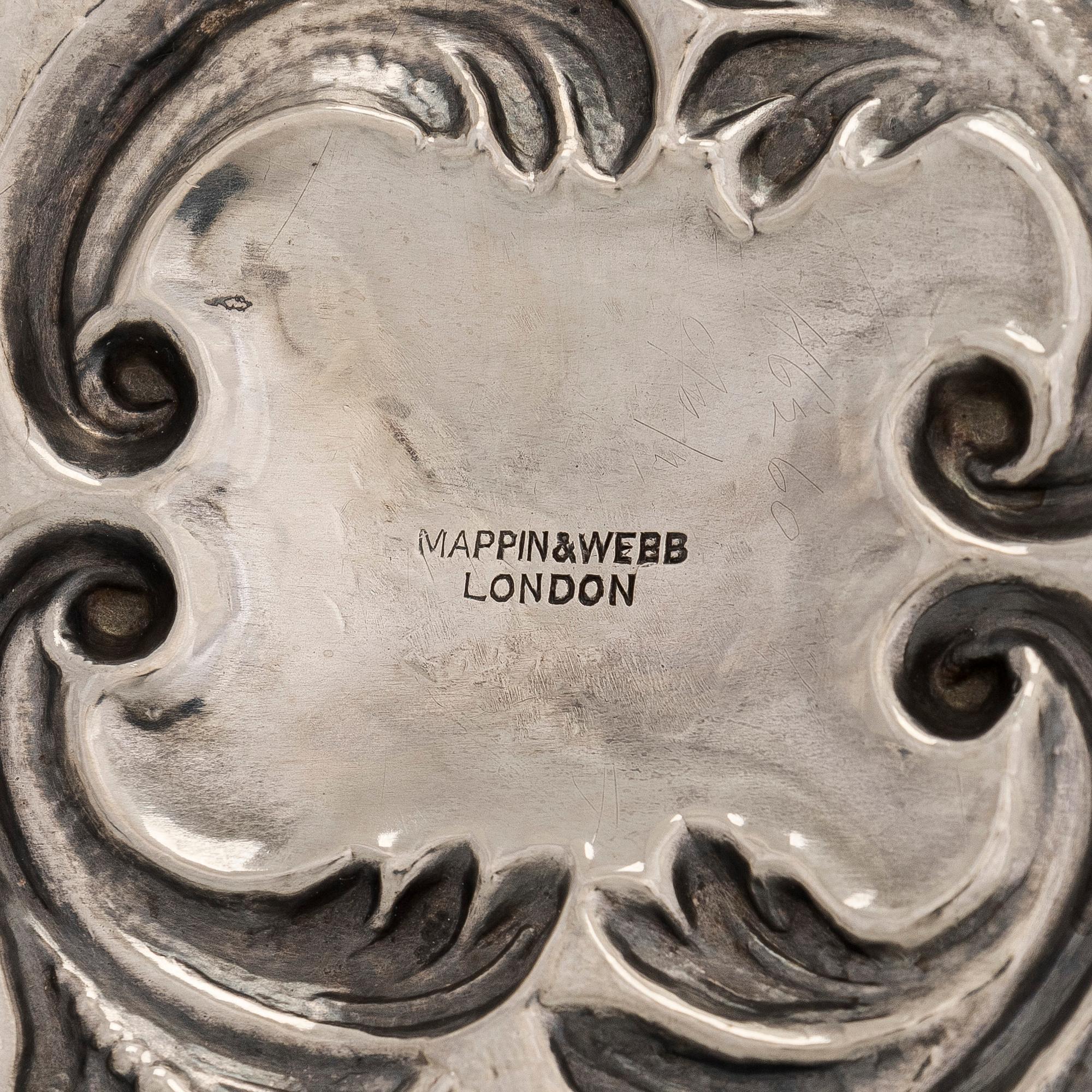 Tarjotin, hopeaa, Mappi & Webb ja rypälesakset, hopeaa, Lontoo 1898 ja 1934.