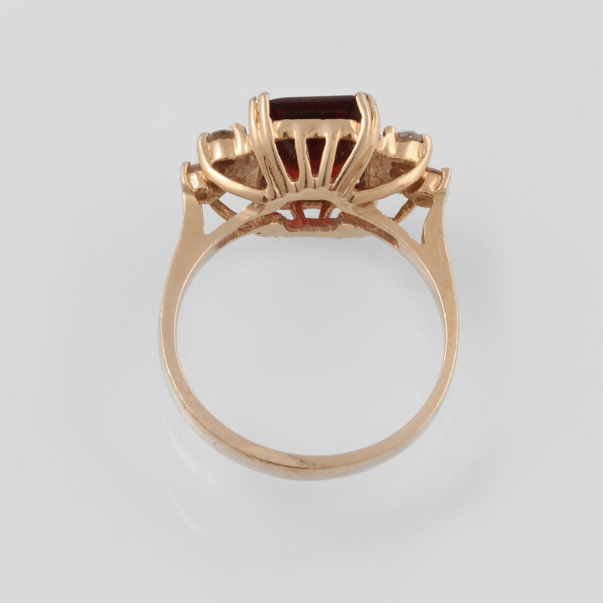 RING, 14K guld med fasettslipad granat samt 6 briljantslipade diamanter. Vikt 3,8 gram.