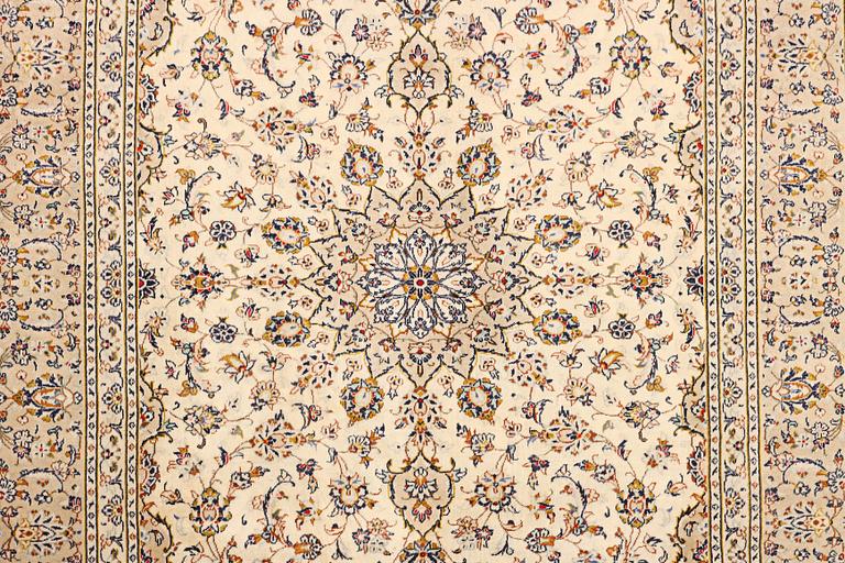 A Kashan carpet, c. 355 x 242 cm.