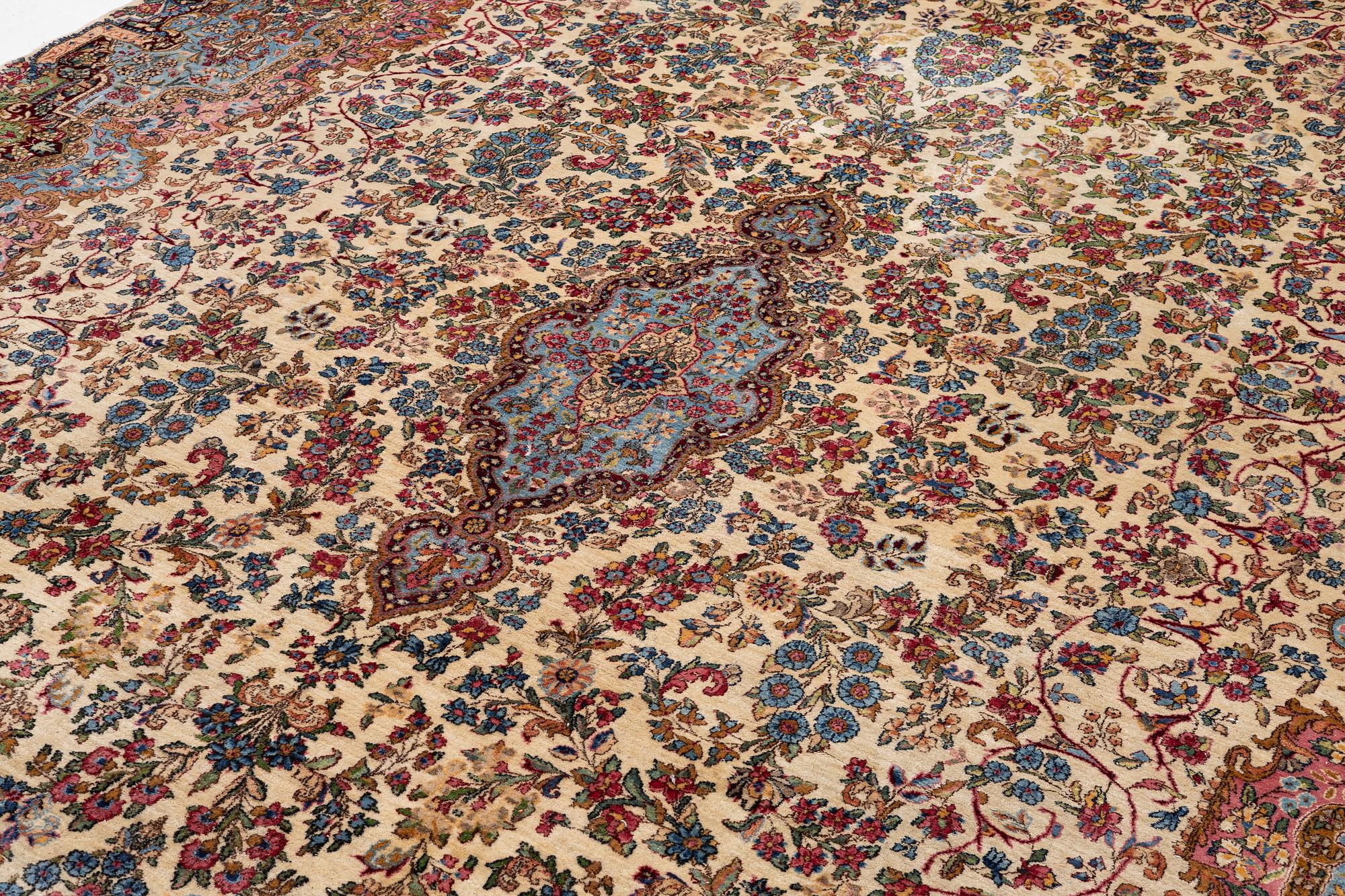 Matta, Kirman, ca 540 x 350 cm.