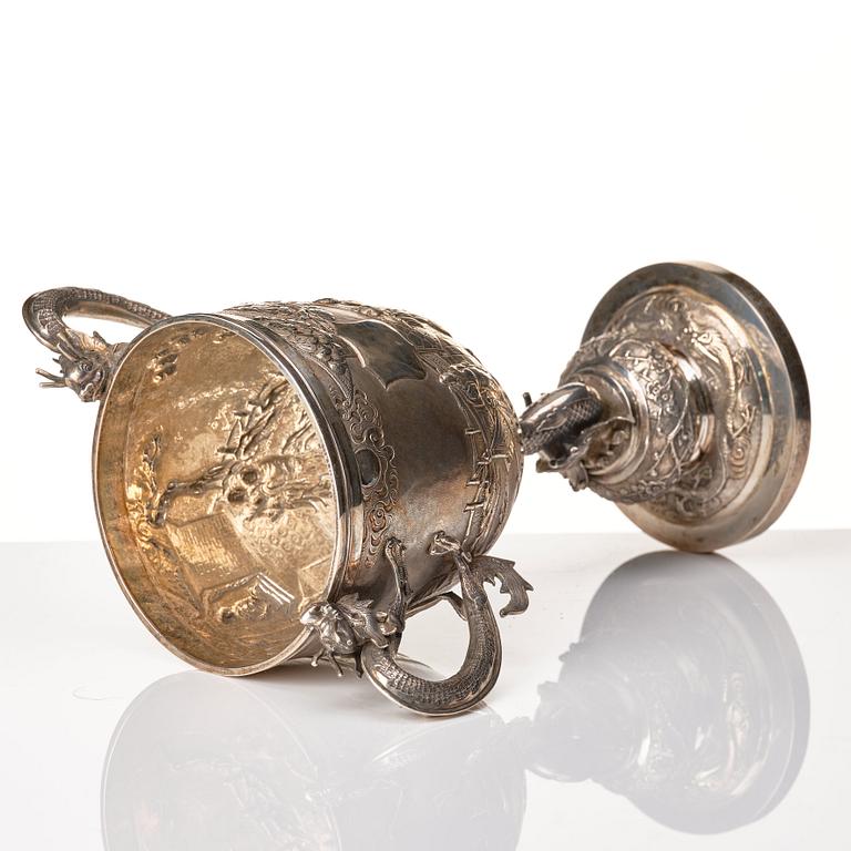 Praktpokal, silver. Shanghai, omkring 1900. Oidentifierad mästare.