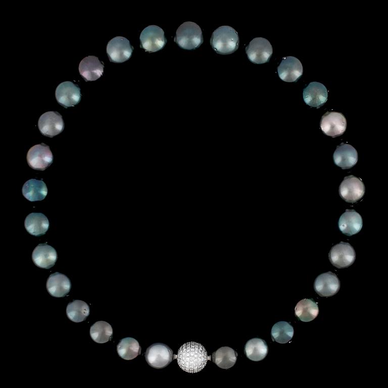 A cultured Tahitit pearl, 14,7-13,4 mm, necklace.