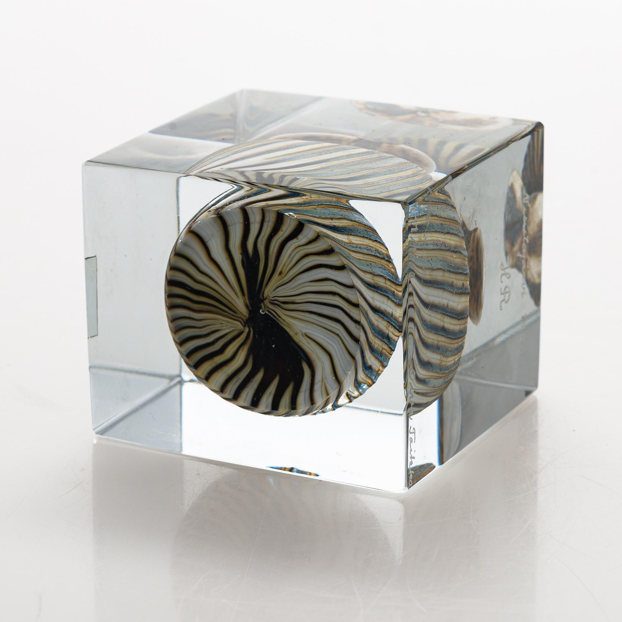 Oiva Toikka, An annual glass cube signed Oiva Toikka