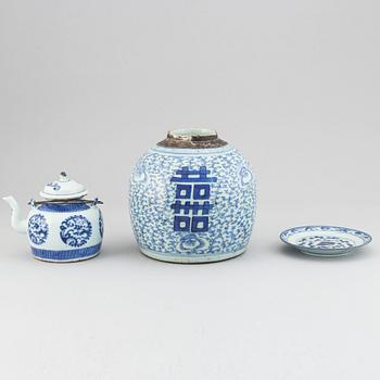 A blue and white jar, teapot with cover and a dish, Qing dynasty, 19th Century.