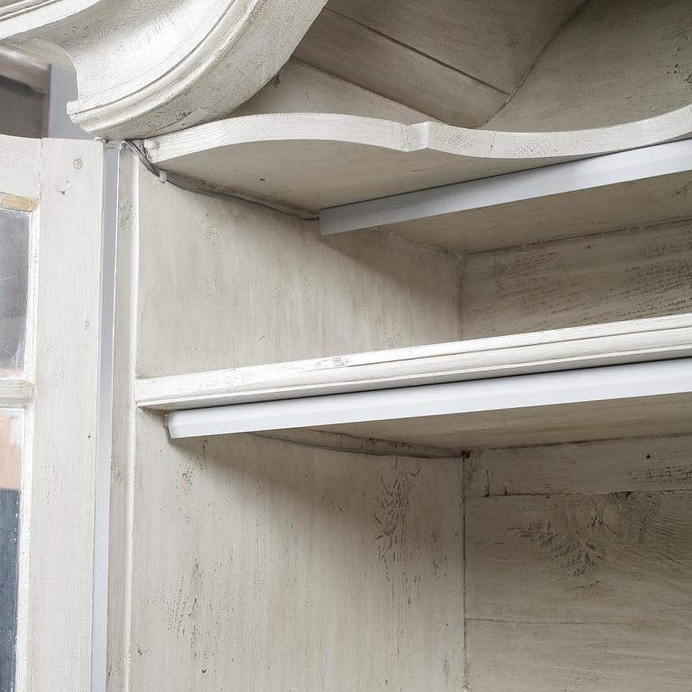 VITRINSKÅP, delvis rokoko, 1700-tal.