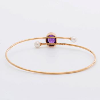 BANGLE 18K gold w 1 cabochon-cut amethyst approx 11 x 7 mm and 2 cultured pearls approx 5 mm, 1962.