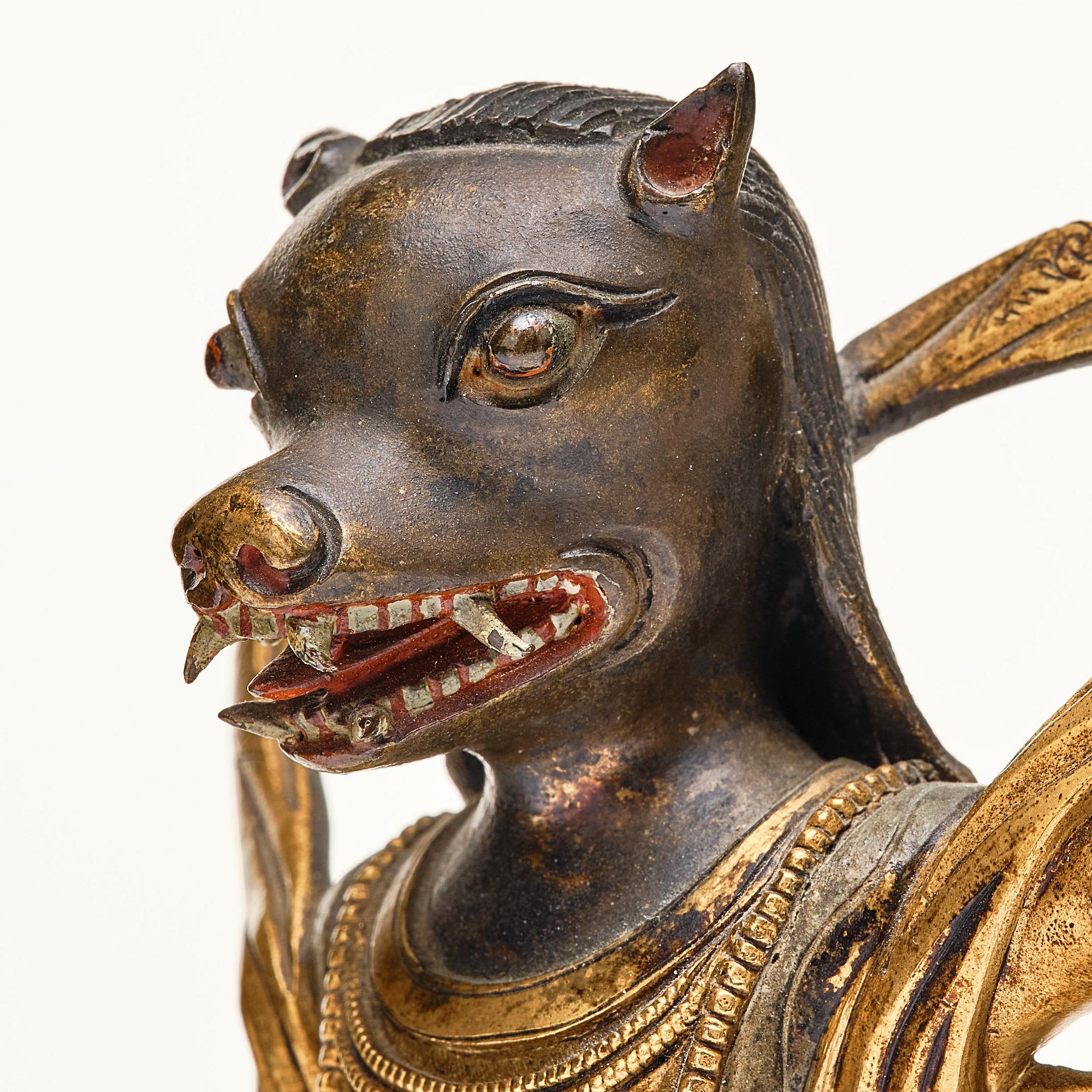 BJÖRNHÖVDAD DAKINI, patinerad kopparlegering. Tibetokinesisk, sent 1700-tal/omkring 1800.