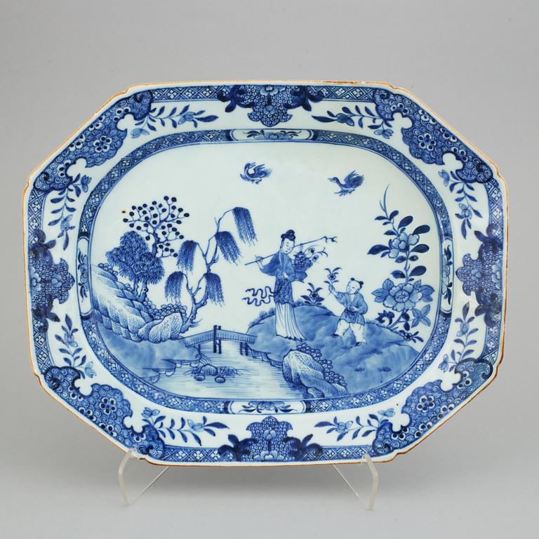 A blue and white tureen and a serving dish, Qing dynasty, Qianlong (1736-95).