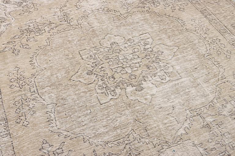 An oriental carpet, vintage design, c. 279 x 191 cm.