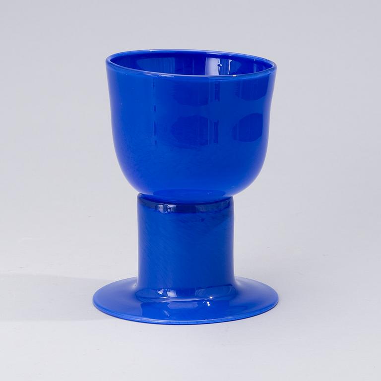 HEIKKI ORVOLA, A GOBLET. Signed Heikki Orvola, Nuutajärvi Notsjö. 1970s.