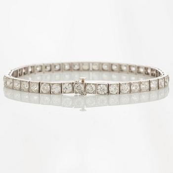 A Tiffany tennis bracelet in 18K white gold set with old-cut diamonds with a total weight of ca 6.45 cts.