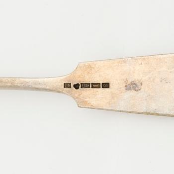 Kermakko ja sokerikko, hopea, 1939, Kultakeskus, ja sirotinlusikka, 1921 Helsinki.