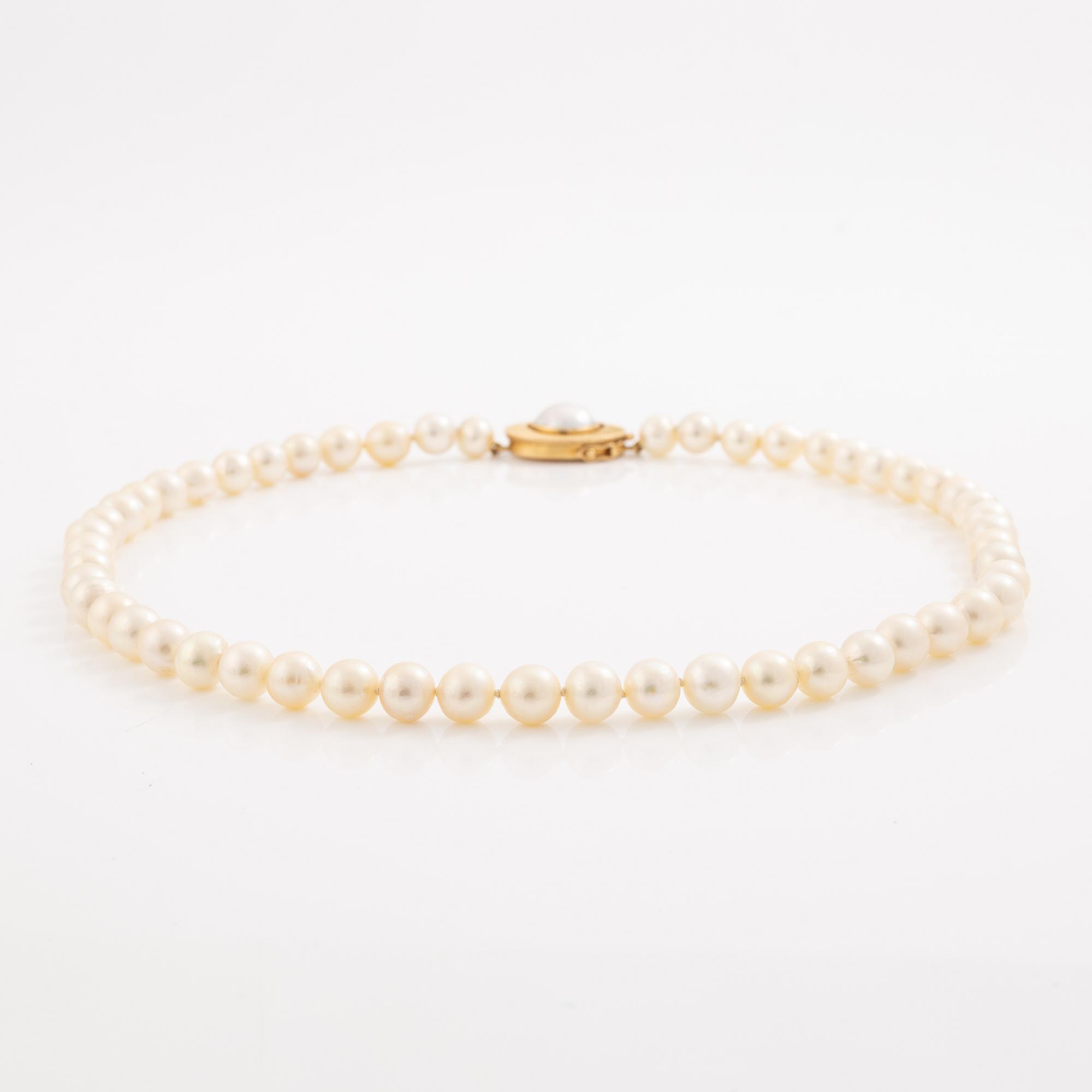 Necklace of cultured pearls with a cultured mabé pearl clasp in 18K gold.