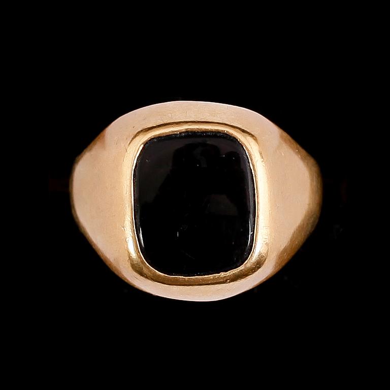 RING, 18 k guld. Total vikt 8 g.