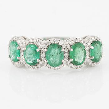 Ring, 18K white gold with emeralds and brilliant-cut diamonds.