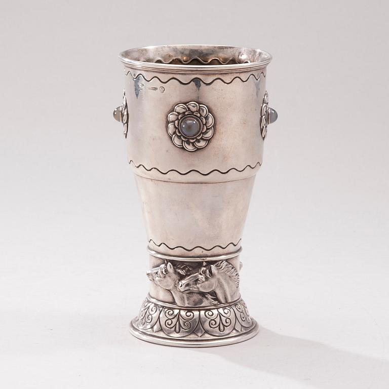 BÄGARE, silver med halvädelstenar, hovjuvelerare Morosov Ryssland, S:t Petersburg ca 1900. Totalvikt 375 g.