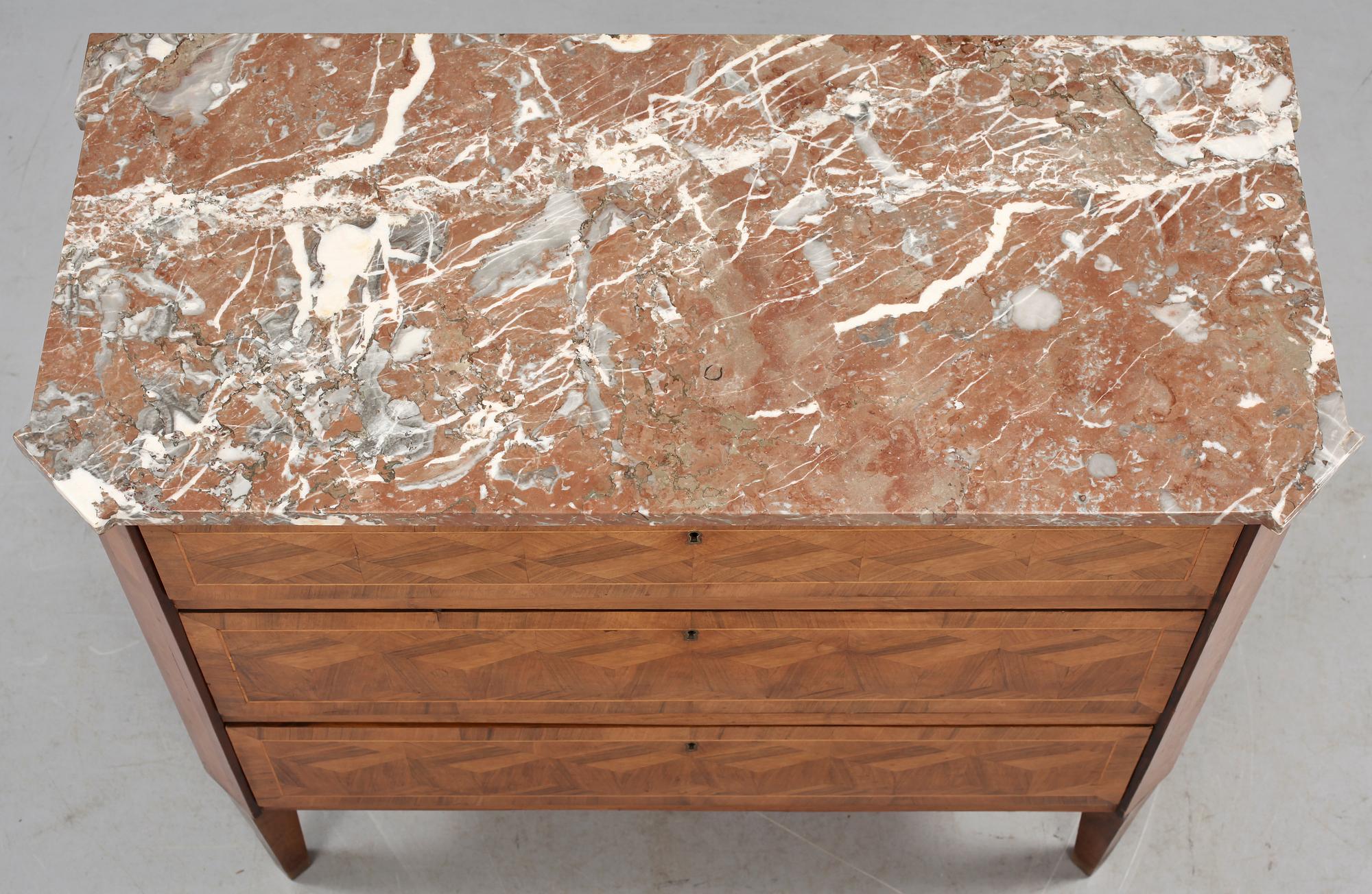 BYRÅ, sengustaviansk stil, tidigt 1900-tal.