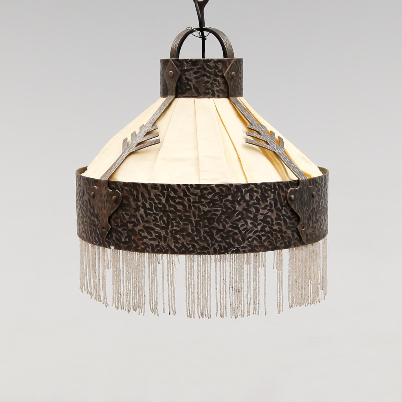 TAKLAMPA, smide, jugend, omkring år 1900. Höjd ca 50 cm.