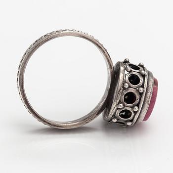 Kai Lindström, Brosch, ring och örhängen, silver, granit. Kalevala Koru, Helsingfors 1968.