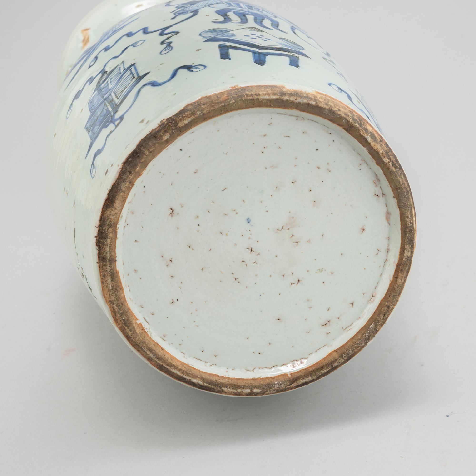 A Chinese porcelain vase, Qing dynasty, 19th century.