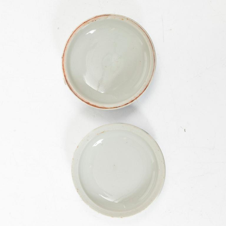 Skålar, tre stycken, samt litet blåvitt ytterfoder och lackask, porslin, Qingdynastin, 1800-tal.