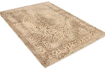 A Tabriz carpet, part silk, c. 311 x 199 cm.