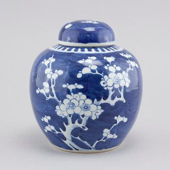 A porcelain jar form China, late Qing dynasty (1644-1912).