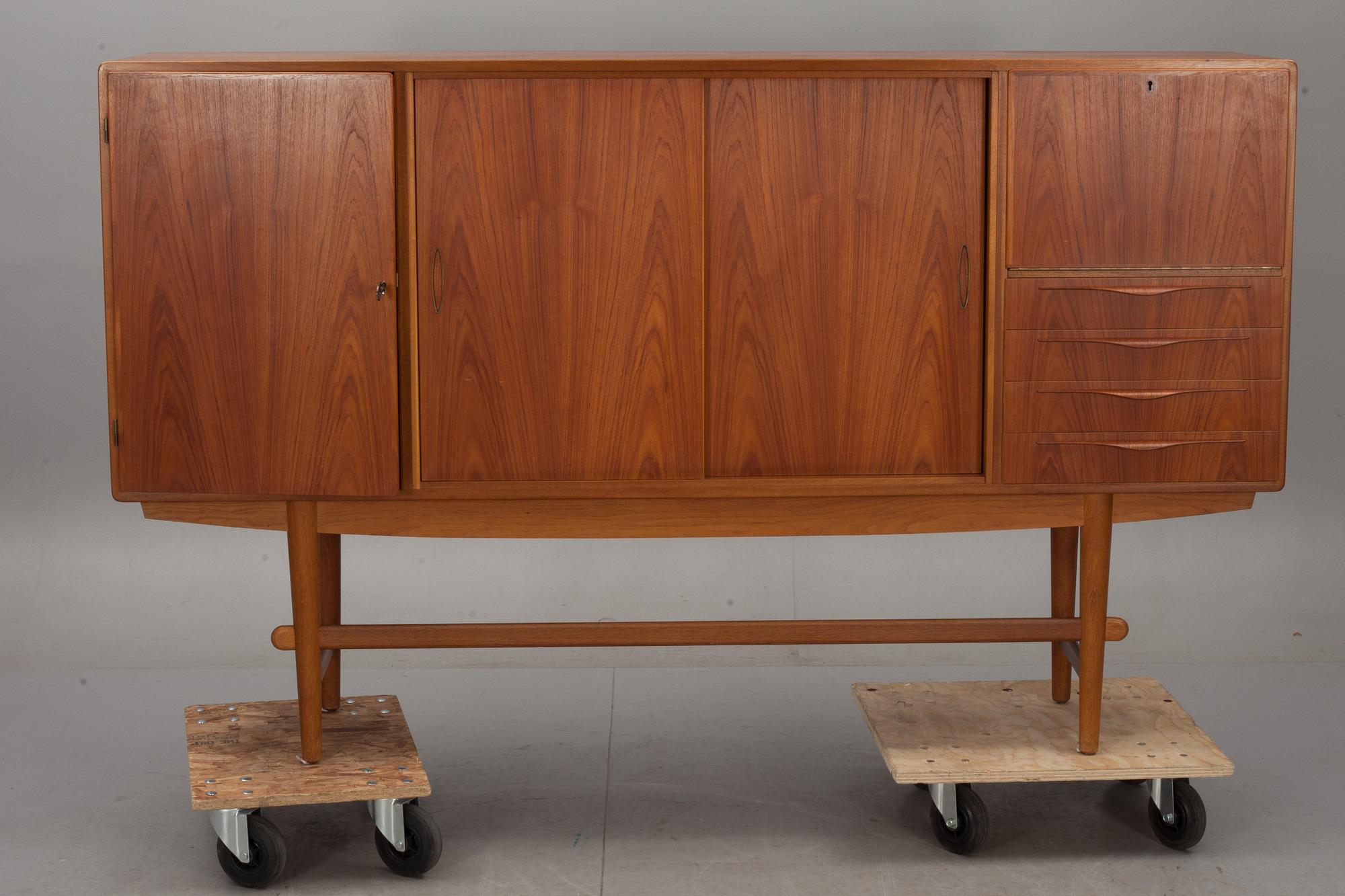 SIDEBOARD, teak. 1900-talets andra hälft.