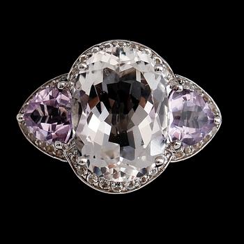 RING, sterlingsilver, topaser och ametister. Vikt ca 7,2 g.