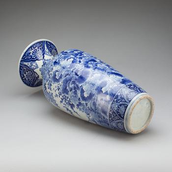 GOLVURNA, porslin, Japan, omkring 1900.