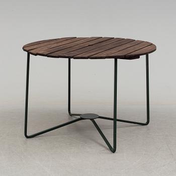 A Garden table and 4 chairs 20th century.