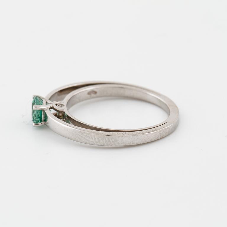 RING, med turmalin ca 0.60 ct samt 2 briljantslipade diamanter.