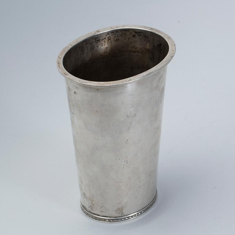 VAS, silver, Erik Råström, Stockholm, 1961. Vikt ca 350g.