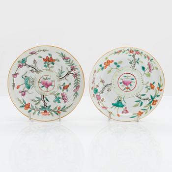A set of 12 Chinese porcelain plates, circa 1900.