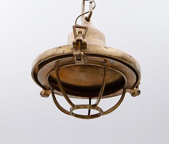 SKEPPSLAMPOR, 2 st, taklampa och vägglampa, 1900-talets första hälft. Höjd ca 25 cm.