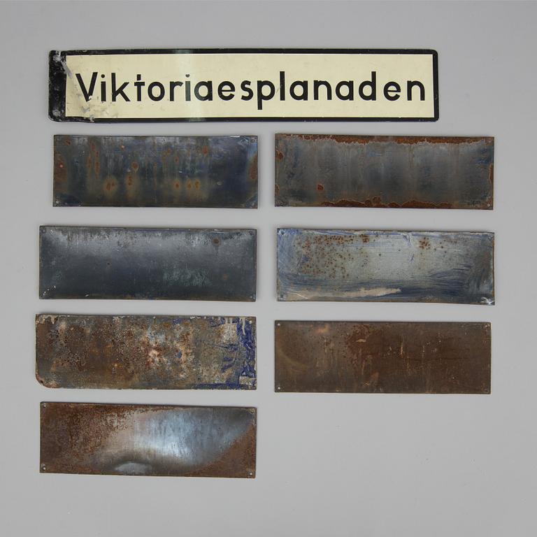 GATUSKYLTAR, 8 st, emaljerad plåt, 1900-tal.