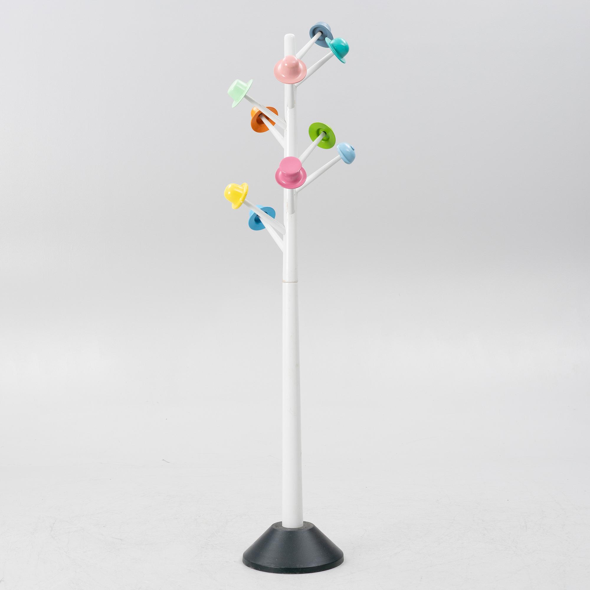 Ugo Nespolo, tamburmajor, "L'albero dei cappelli", Origlia Pragma, Italien.