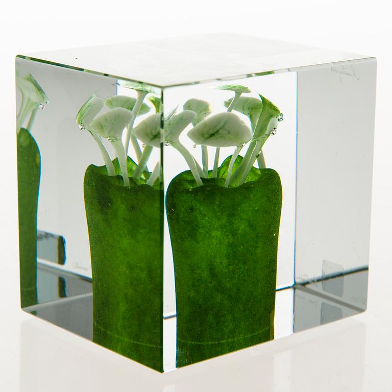 OIVA TOIKKA, an annual glass cube signed Oiva Toikka Nuutajärvi 1992, numbered 287/2000.